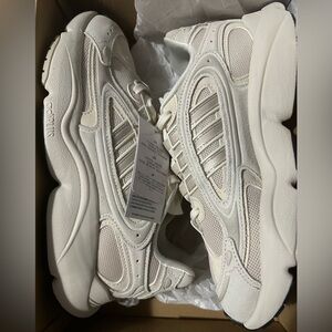 BRAND NEW WOMEN’s ADIDAS OZMILLEN SIZE 8